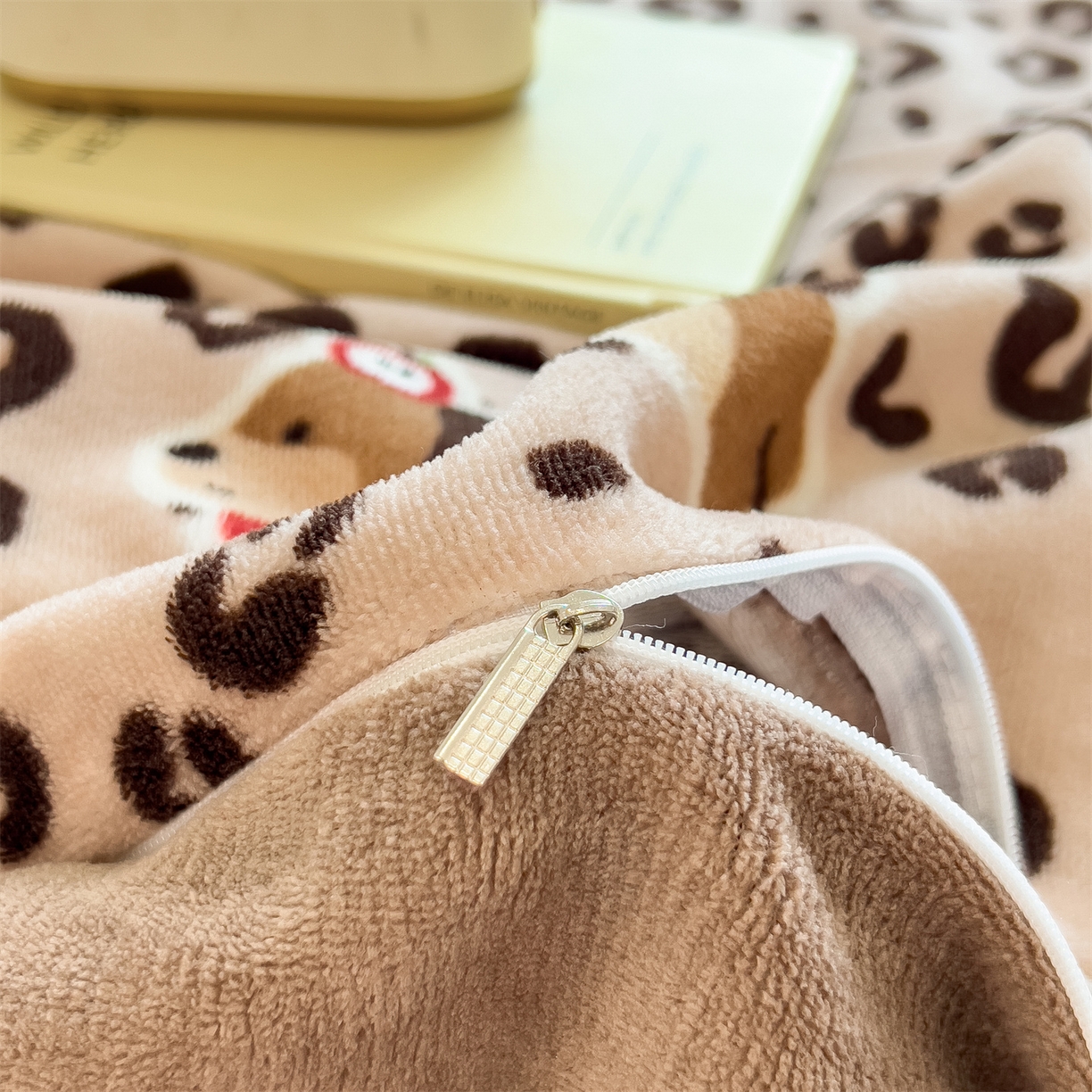 91家纺网 家纺一手货源 找家纺 布凡家居 2026新款190g高克重牛奶绒印花四件套 豹纹腊肠