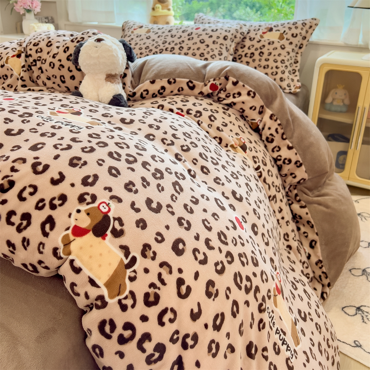 91家纺网 家纺一手货源 找家纺 布凡家居 2026新款190g高克重牛奶绒印花四件套 豹纹腊肠