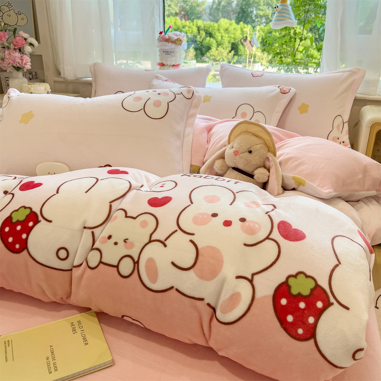 91家纺网 家纺一手货源 找家纺 布凡家居 2026新款190g高克重牛奶绒印花四件套 草莓兔