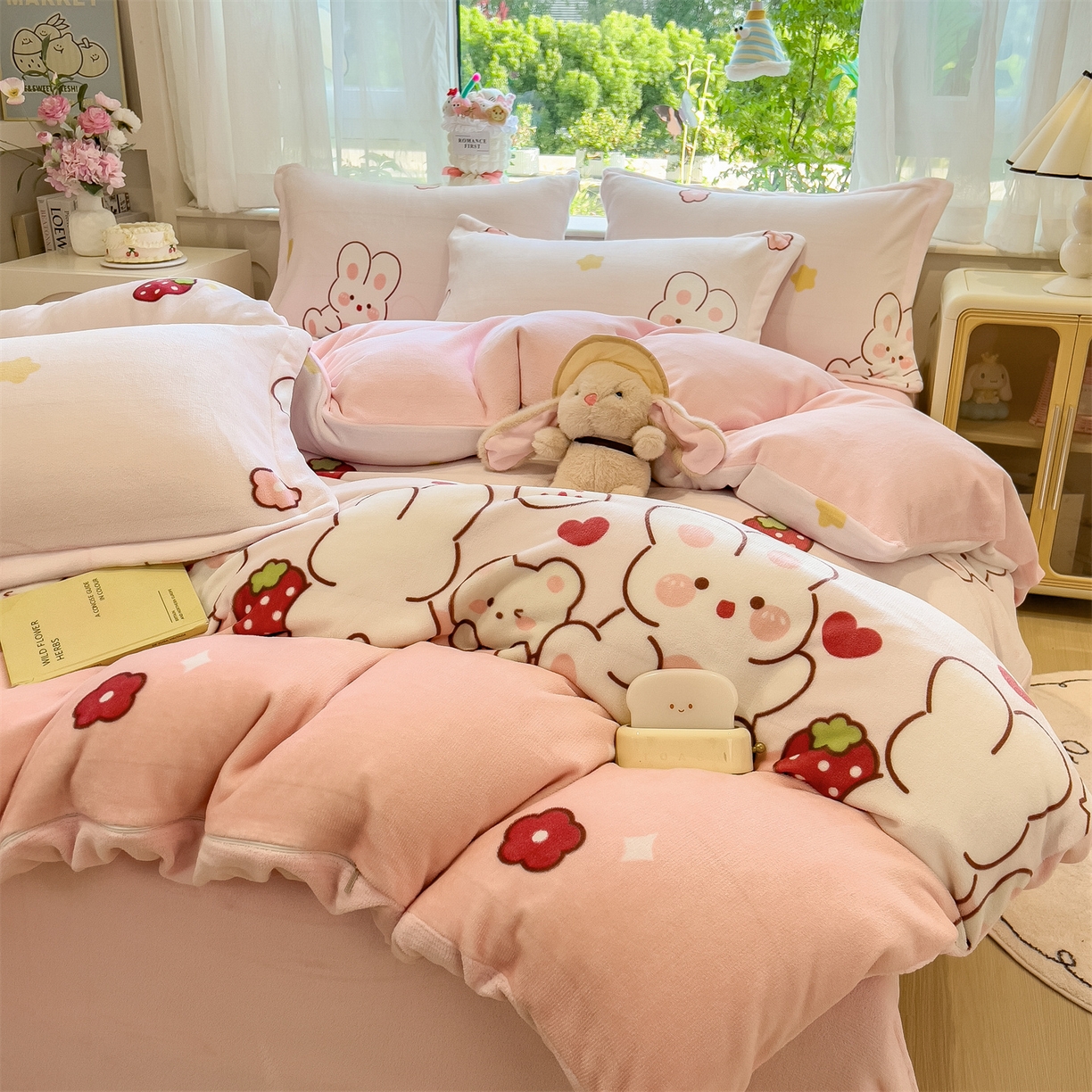 91家纺网 家纺一手货源 找家纺 布凡家居 2026新款190g高克重牛奶绒印花四件套 草莓兔