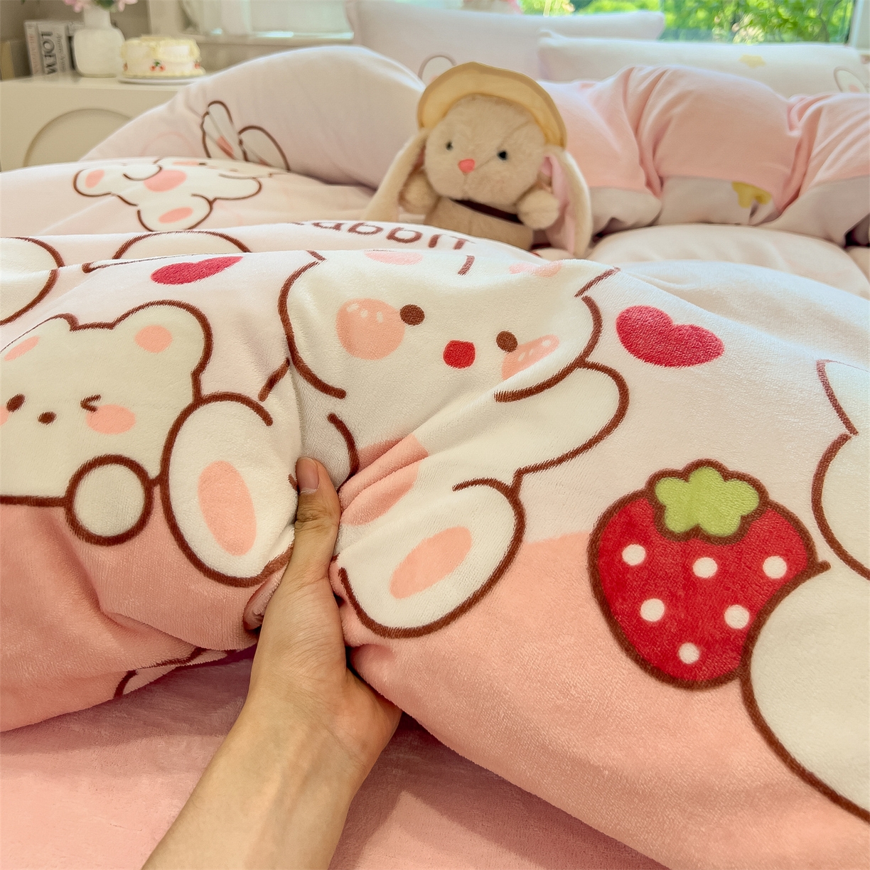 91家纺网 家纺一手货源 找家纺 布凡家居 2026新款190g高克重牛奶绒印花四件套 草莓兔