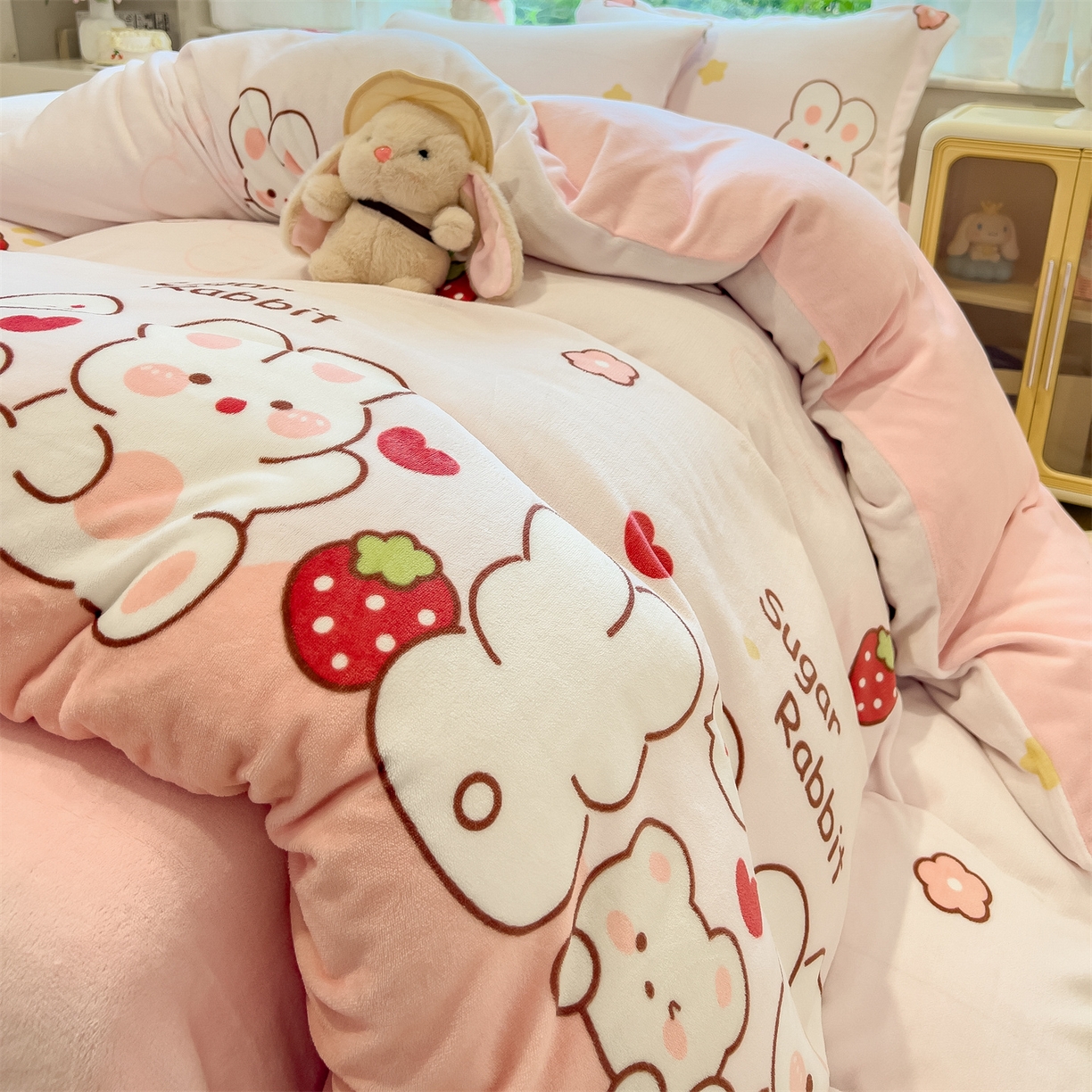 91家纺网 家纺一手货源 找家纺 布凡家居 2026新款190g高克重牛奶绒印花四件套 草莓兔