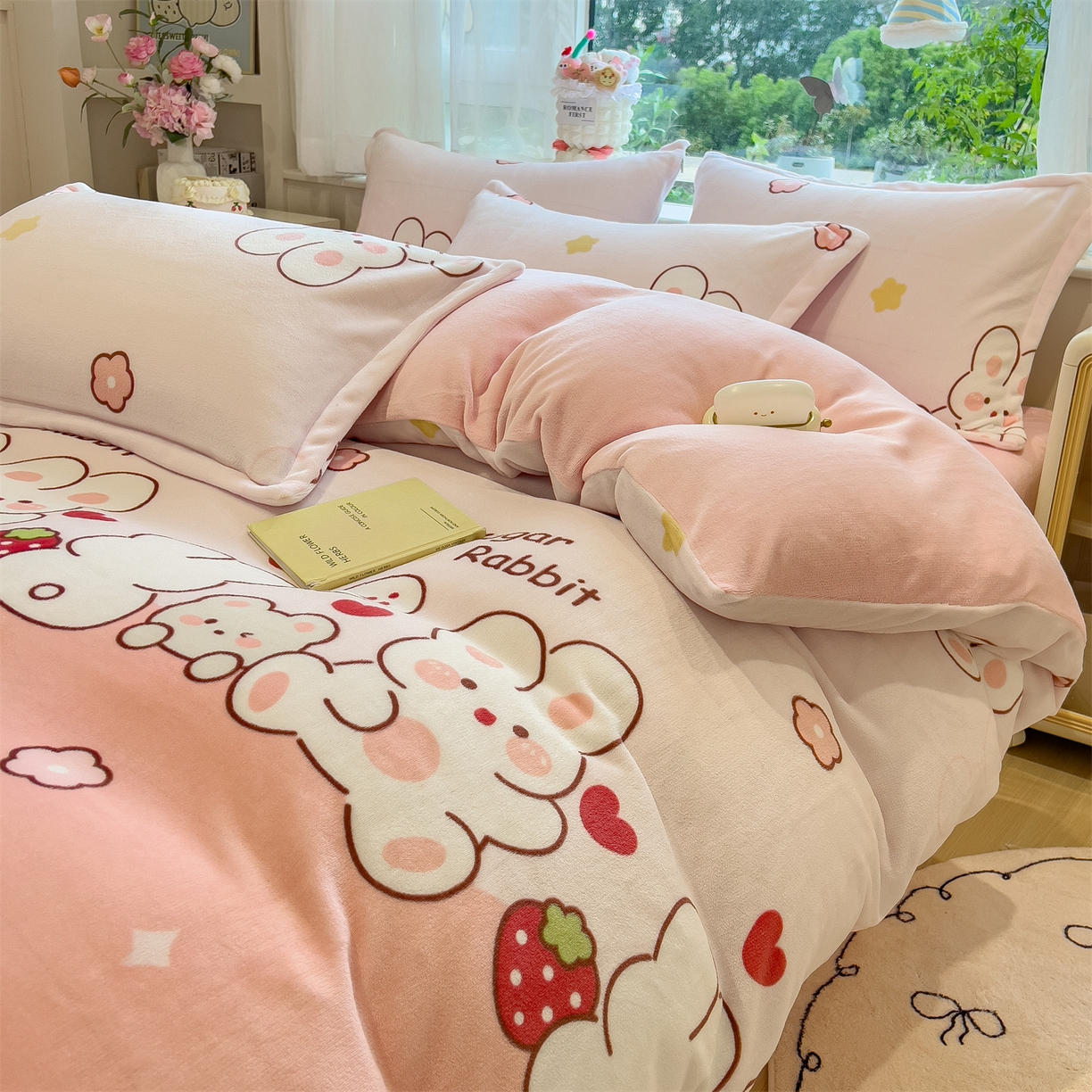 91家纺网 家纺一手货源 找家纺 布凡家居 2026新款190g高克重牛奶绒印花四件套 草莓兔