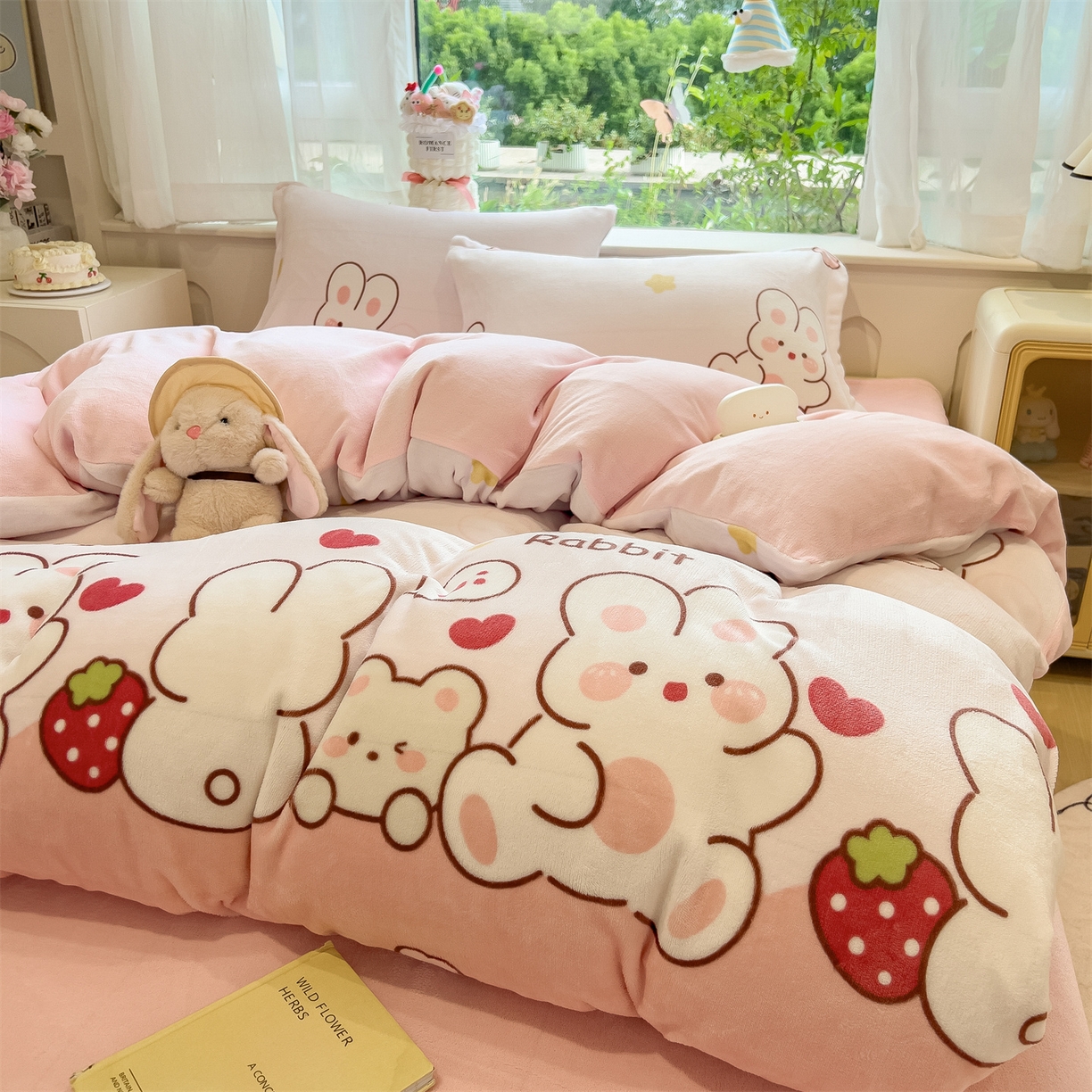 91家纺网 家纺一手货源 找家纺 布凡家居 2026新款190g高克重牛奶绒印花四件套 草莓兔