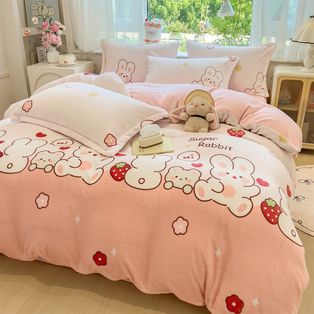 91家纺网 家纺一手货源 找家纺 布凡家居 2026新款190g高克重牛奶绒印花四件套 草莓兔