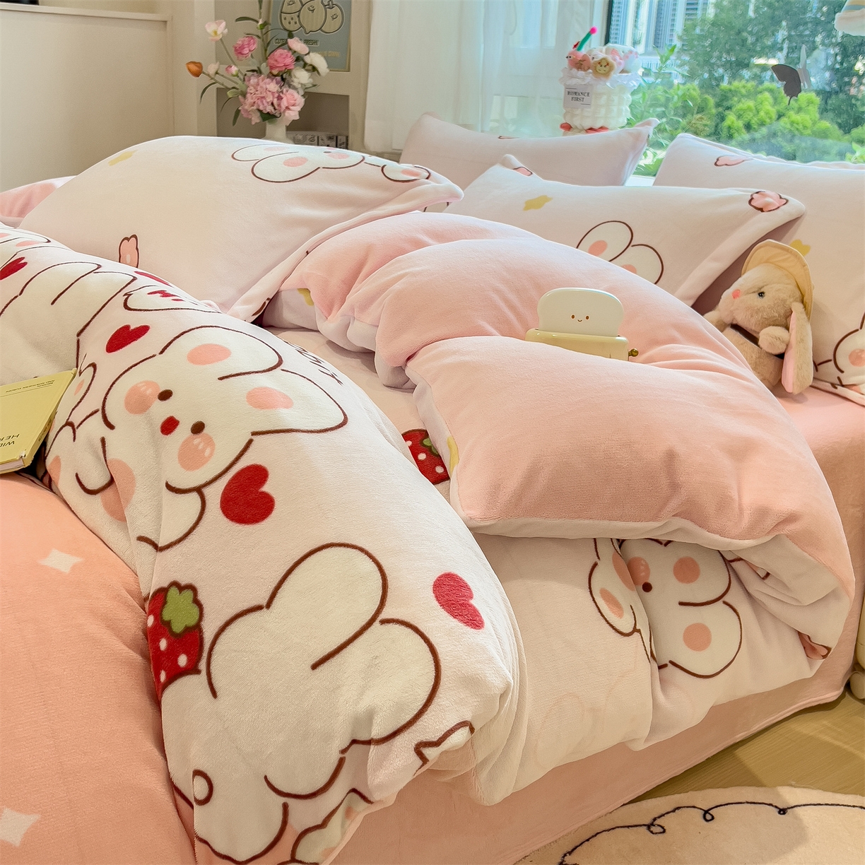 91家纺网 家纺一手货源 找家纺 布凡家居 2026新款190g高克重牛奶绒印花四件套 草莓兔