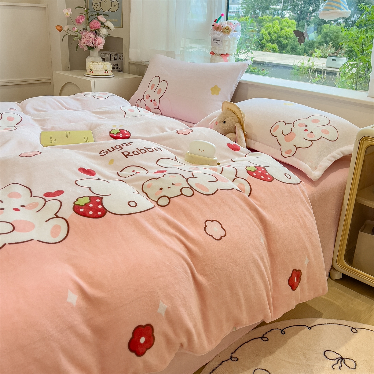 91家纺网 家纺一手货源 找家纺 布凡家居 2026新款190g高克重牛奶绒印花四件套 草莓兔