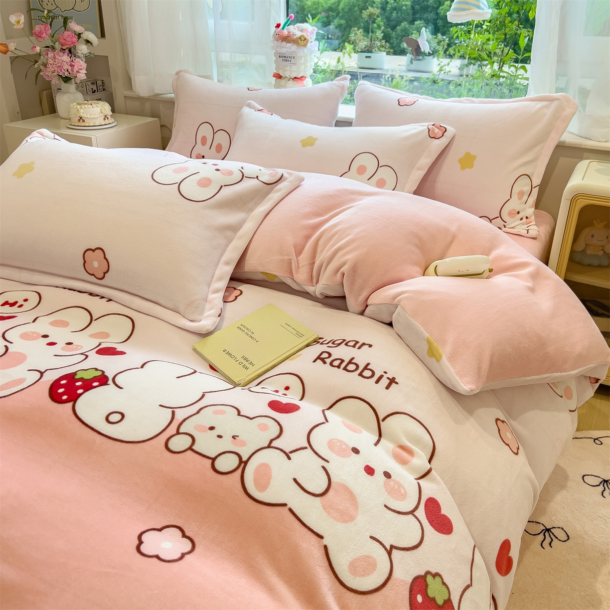 91家纺网 家纺一手货源 找家纺 布凡家居 2026新款190g高克重牛奶绒印花四件套 草莓兔