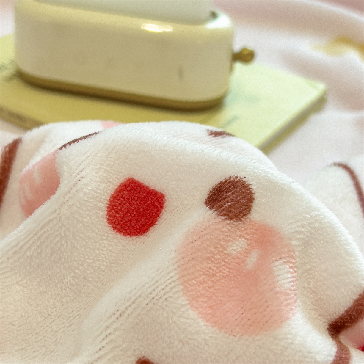 91家纺网 家纺一手货源 找家纺 布凡家居 2026新款190g高克重牛奶绒印花四件套 草莓兔