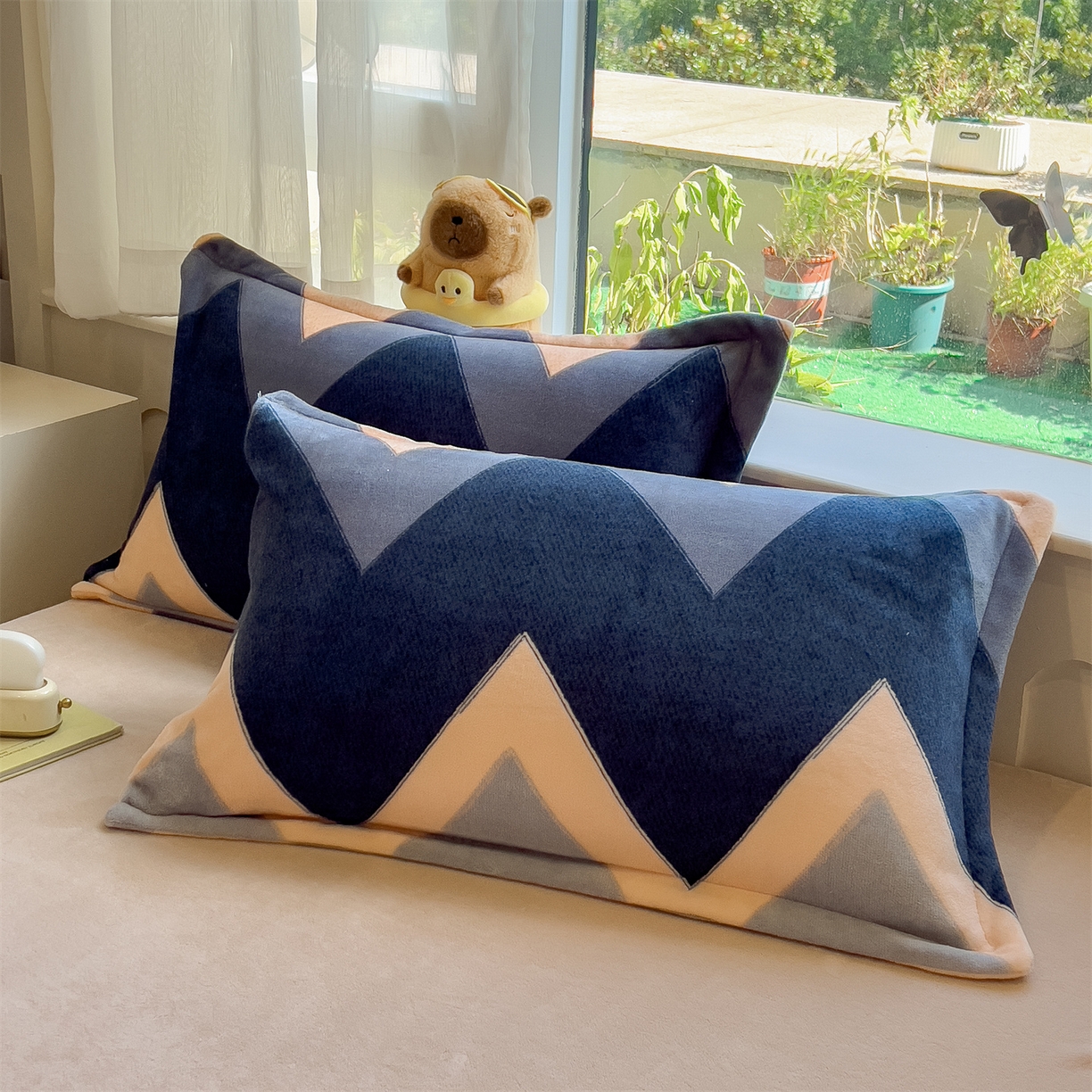 91家纺网 家纺一手货源 找家纺 布凡家居 2026新款190g高克重牛奶绒印花四件套 层浪