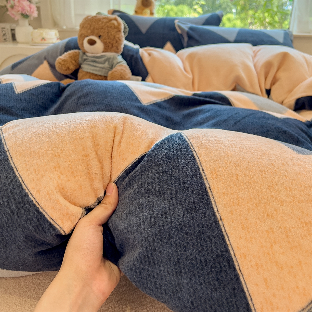 91家纺网 家纺一手货源 找家纺 布凡家居 2026新款190g高克重牛奶绒印花四件套 层浪