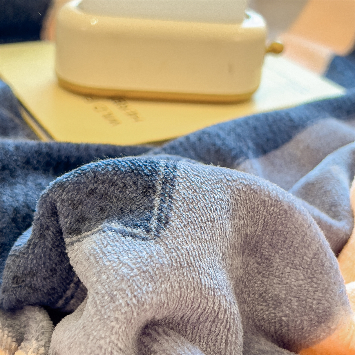 91家纺网 家纺一手货源 找家纺 布凡家居 2026新款190g高克重牛奶绒印花四件套 层浪