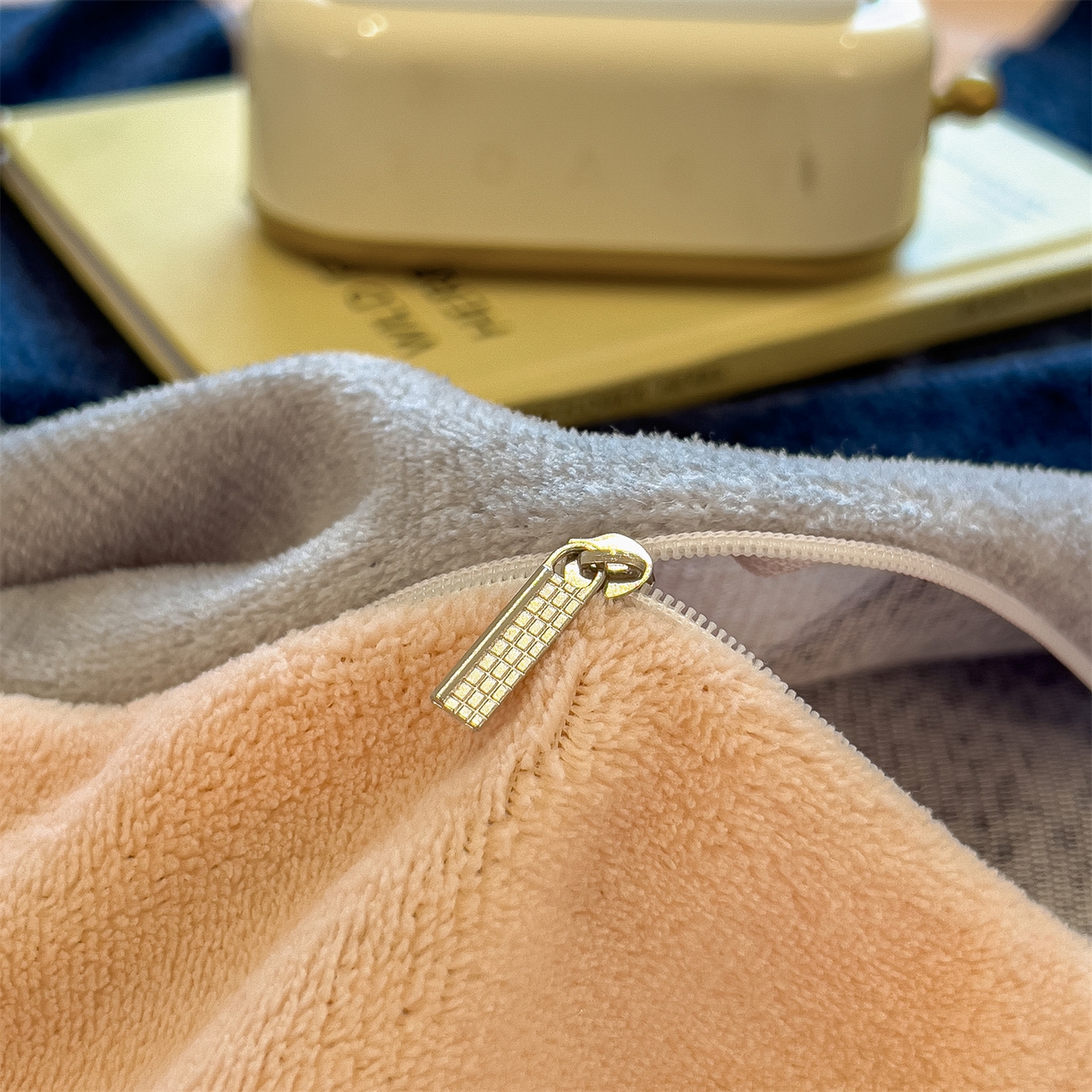 91家纺网 家纺一手货源 找家纺 布凡家居 2026新款190g高克重牛奶绒印花四件套 层浪