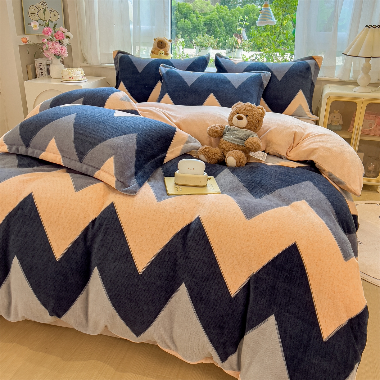 91家纺网 家纺一手货源 找家纺 布凡家居 2026新款190g高克重牛奶绒印花四件套 层浪