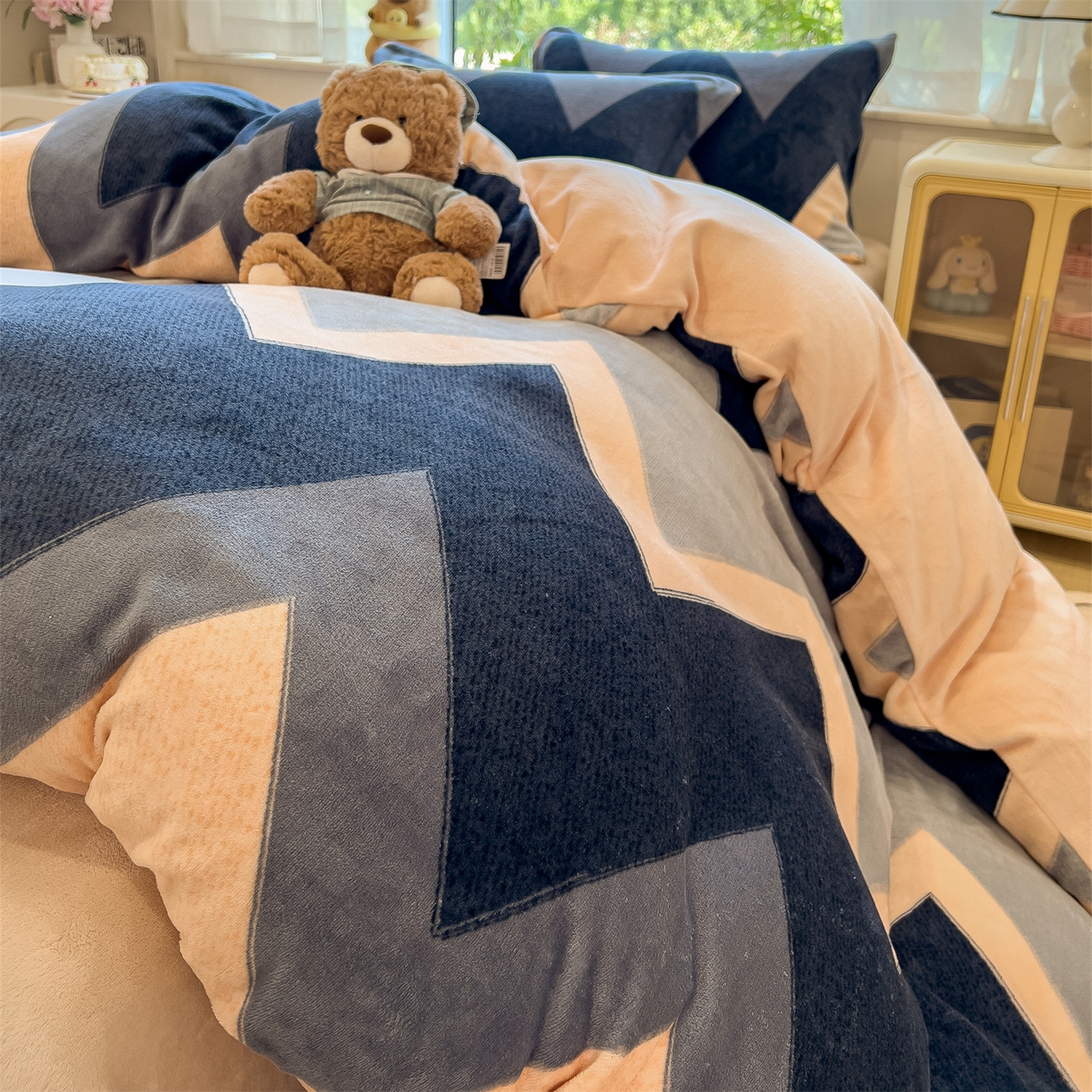 91家纺网 家纺一手货源 找家纺 布凡家居 2026新款190g高克重牛奶绒印花四件套 层浪