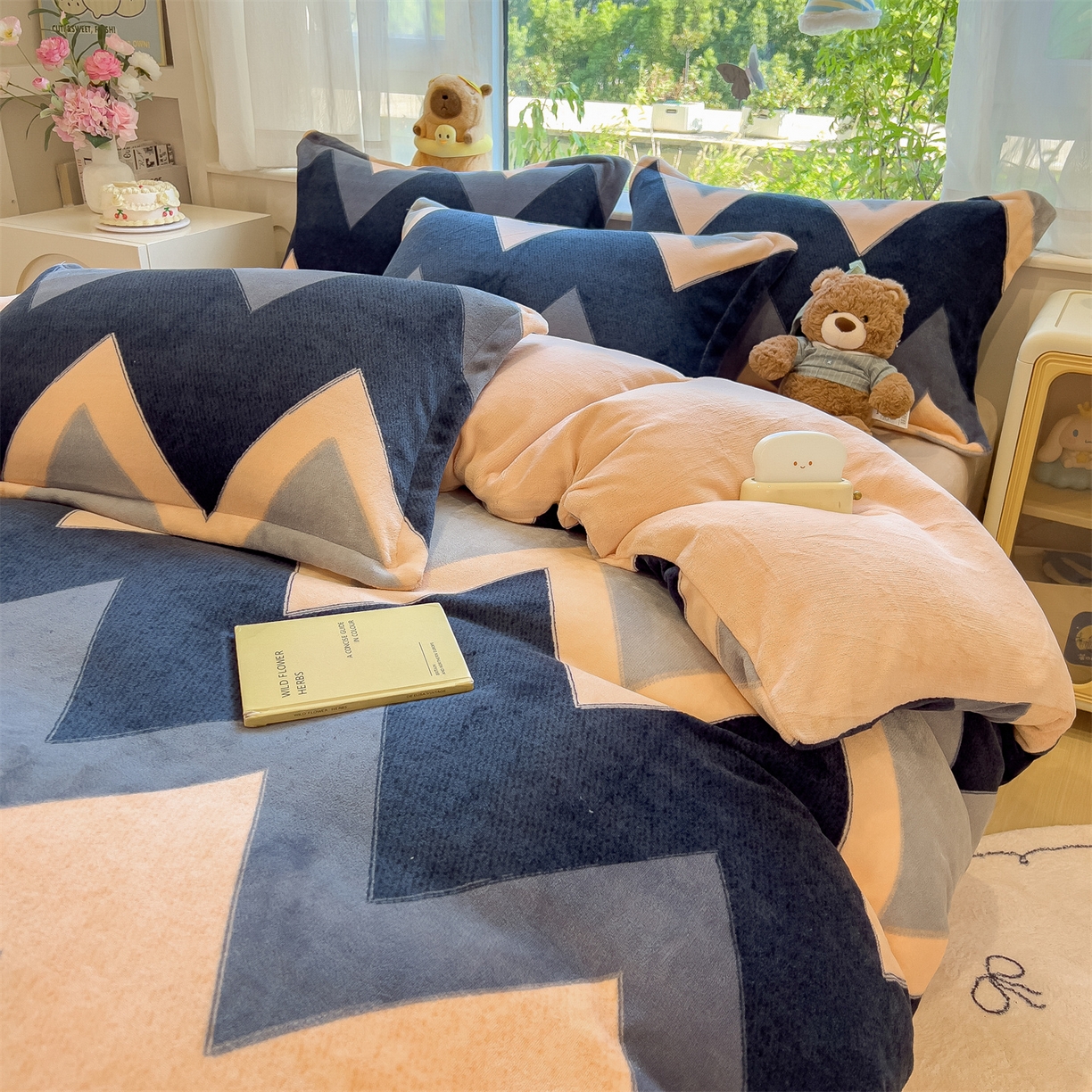 91家纺网 家纺一手货源 找家纺 布凡家居 2026新款190g高克重牛奶绒印花四件套 层浪