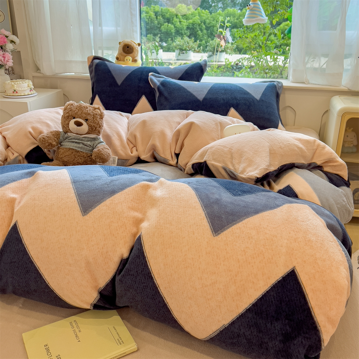 91家纺网 家纺一手货源 找家纺 布凡家居 2026新款190g高克重牛奶绒印花四件套 层浪