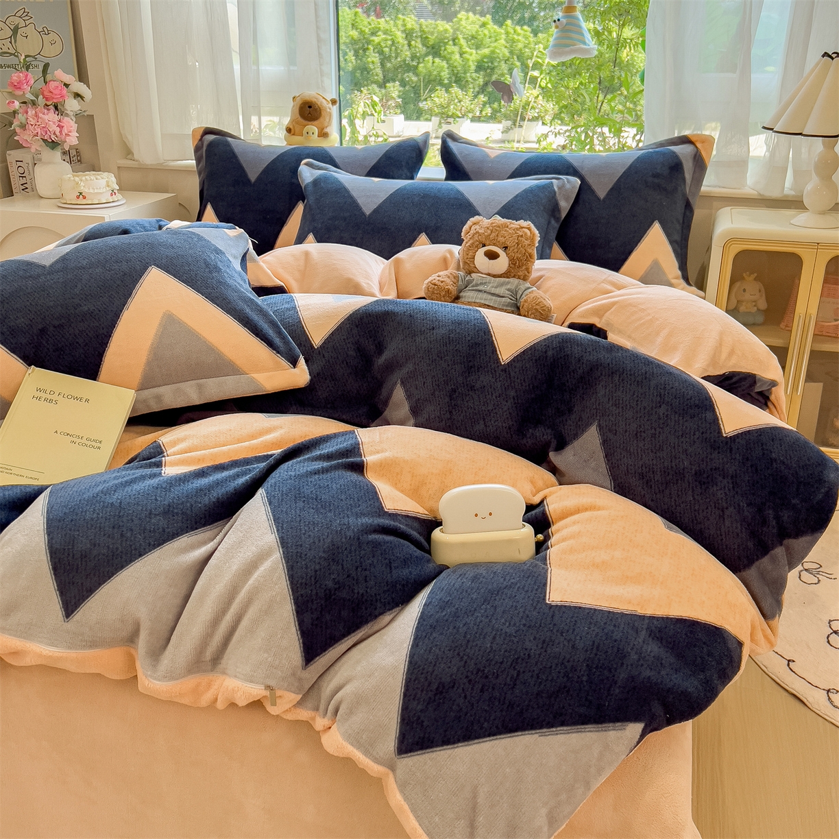 91家纺网 家纺一手货源 找家纺 布凡家居 2026新款190g高克重牛奶绒印花四件套 层浪