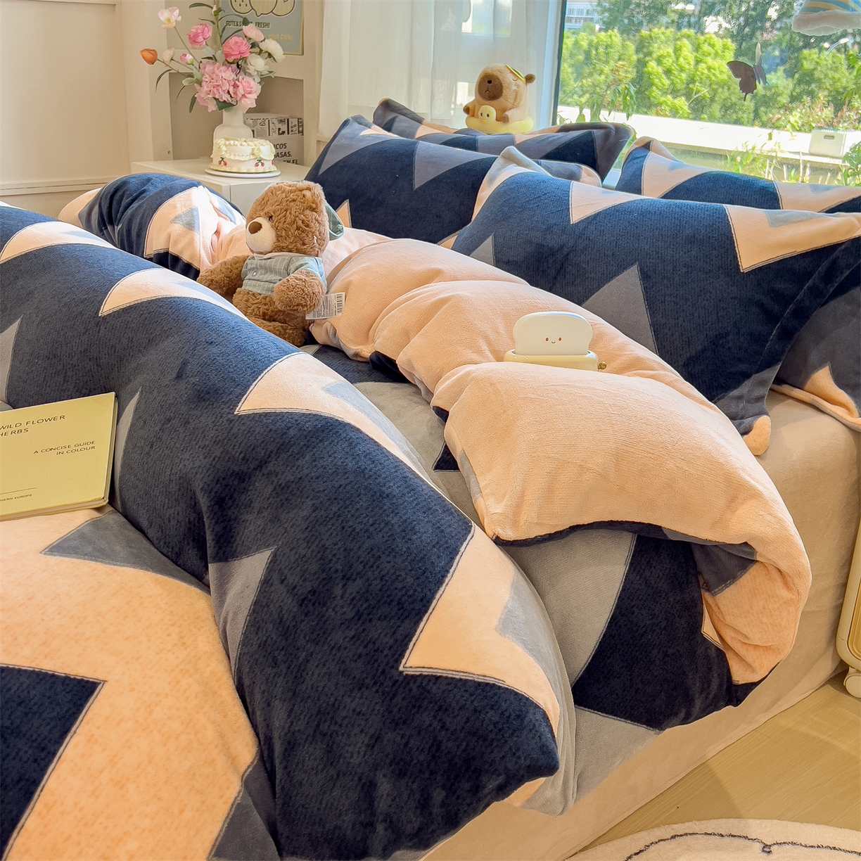 91家纺网 家纺一手货源 找家纺 布凡家居 2026新款190g高克重牛奶绒印花四件套 层浪