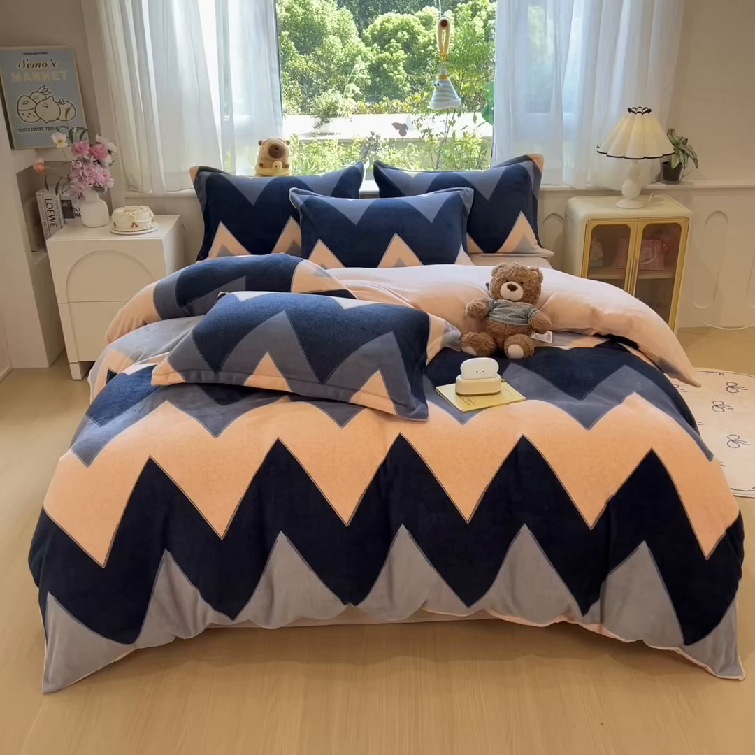 91家纺网 家纺一手货源 找家纺 布凡家居 2026新款190g高克重牛奶绒印花四件套 层浪