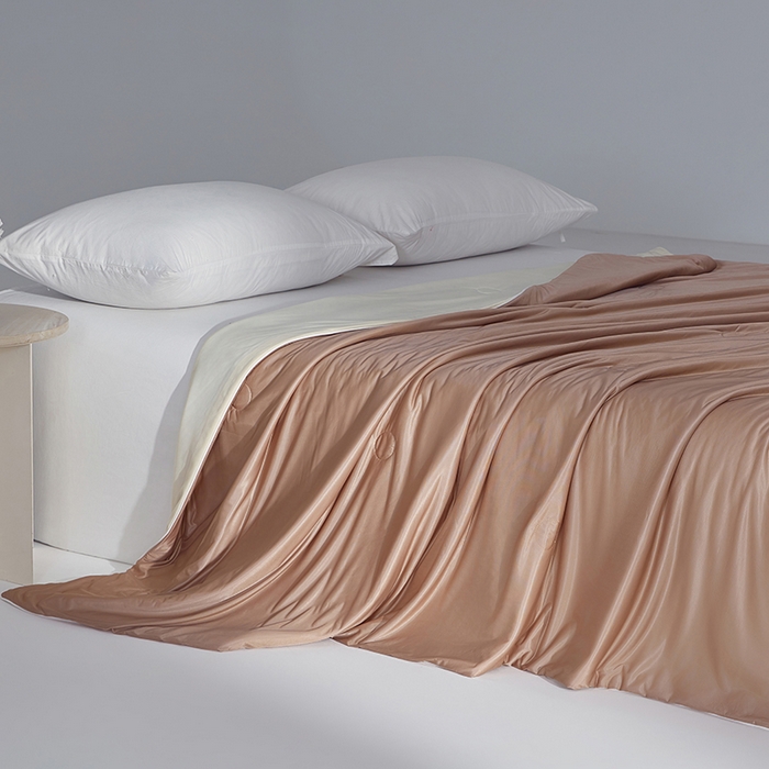 91家纺网 家纺一手货源 找家纺 梦恬佳 2025新款A类凉感丝夏凉被 杏仁咖