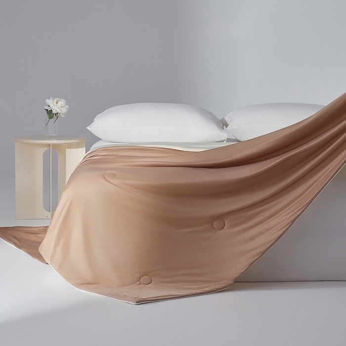 91家纺网 家纺一手货源 找家纺 梦恬佳 2025新款A类凉感丝夏凉被 杏仁咖