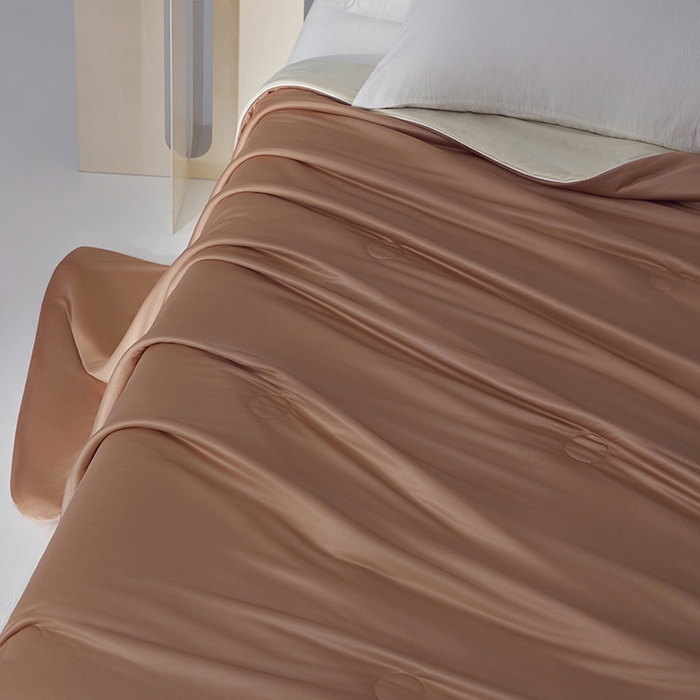 91家纺网 家纺一手货源 找家纺 梦恬佳 2025新款A类凉感丝夏凉被 杏仁咖