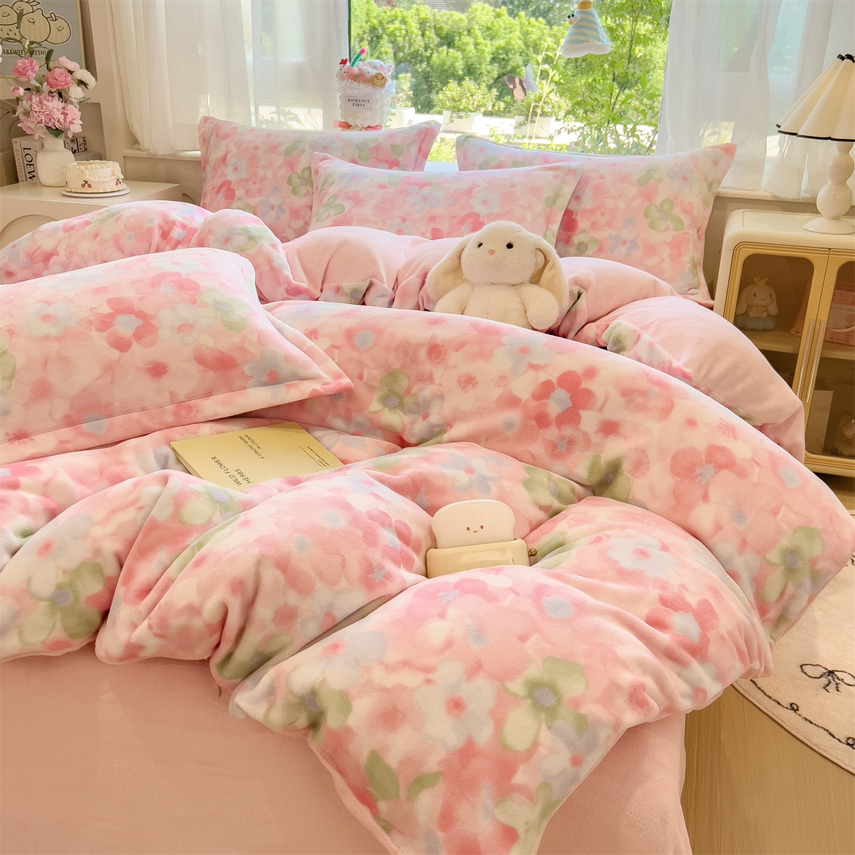 91家纺网 家纺一手货源 找家纺 布凡家居 2026新款190g高克重牛奶绒印花四件套 晴窗花叙