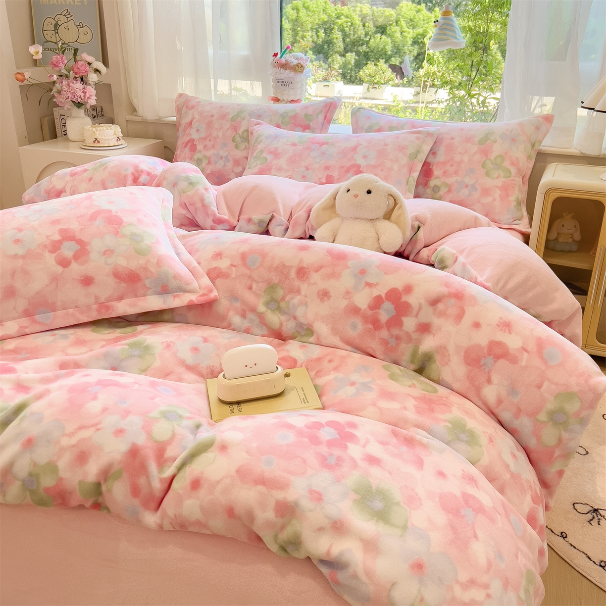 91家纺网 家纺一手货源 找家纺 布凡家居 2026新款190g高克重牛奶绒印花四件套 晴窗花叙