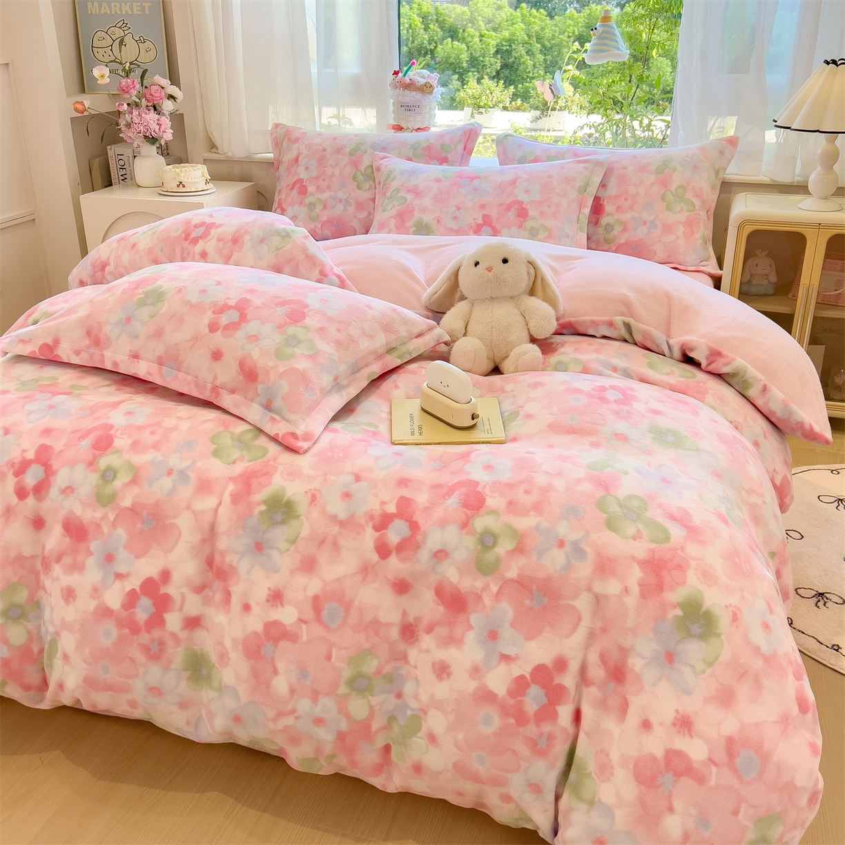 91家纺网 家纺一手货源 找家纺 布凡家居 2026新款190g高克重牛奶绒印花四件套 晴窗花叙