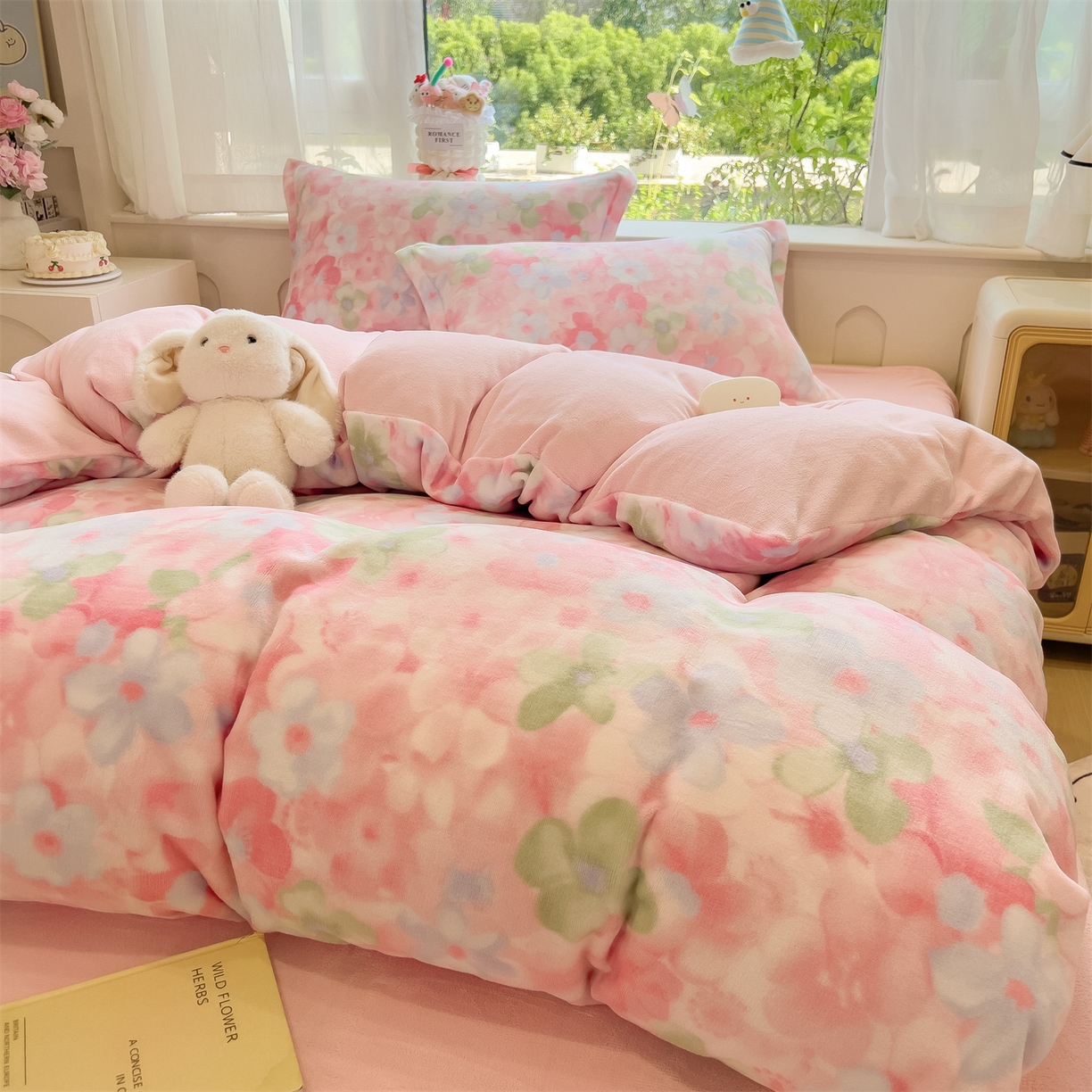 91家纺网 家纺一手货源 找家纺 布凡家居 2026新款190g高克重牛奶绒印花四件套 晴窗花叙