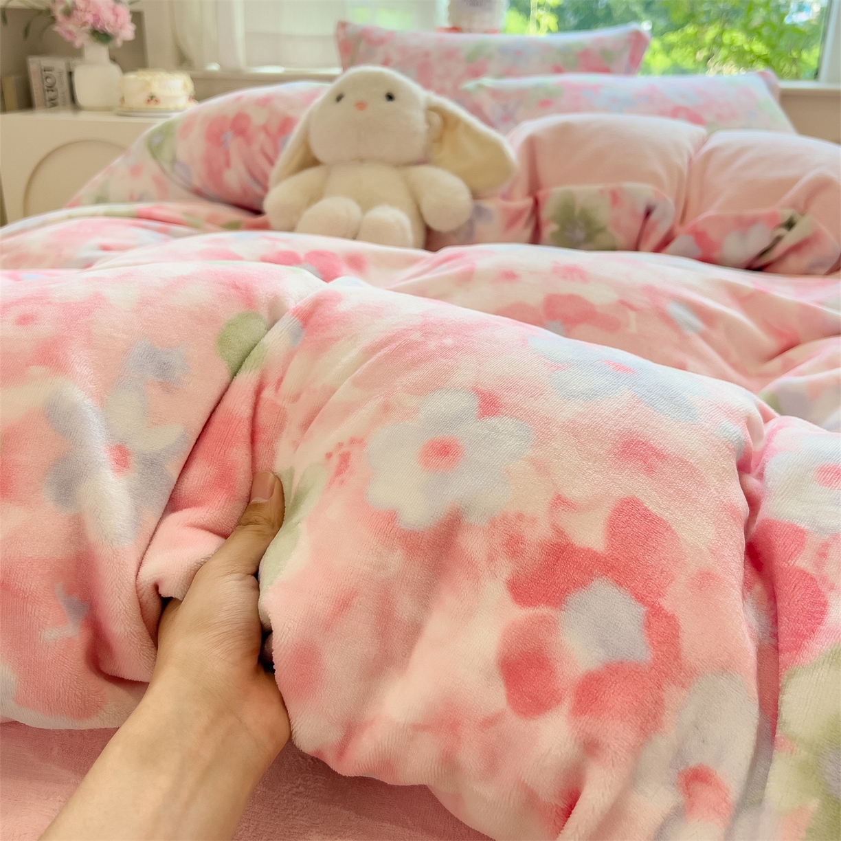 91家纺网 家纺一手货源 找家纺 布凡家居 2026新款190g高克重牛奶绒印花四件套 晴窗花叙