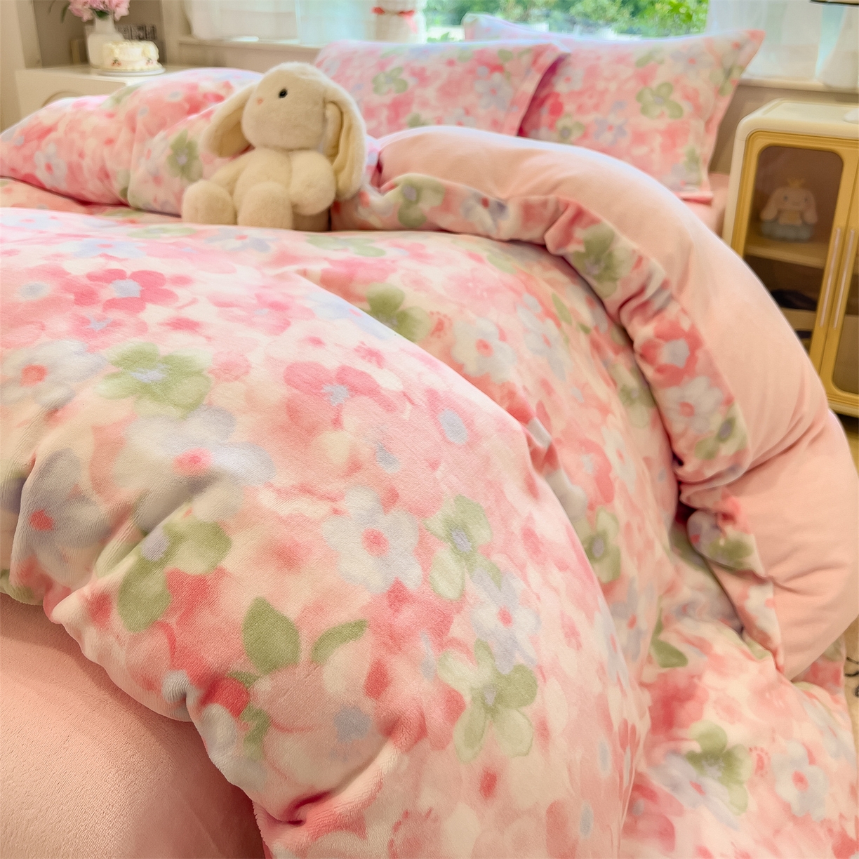 91家纺网 家纺一手货源 找家纺 布凡家居 2026新款190g高克重牛奶绒印花四件套 晴窗花叙