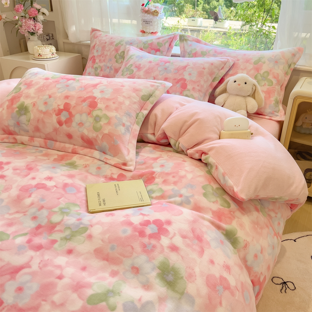 91家纺网 家纺一手货源 找家纺 布凡家居 2026新款190g高克重牛奶绒印花四件套 晴窗花叙