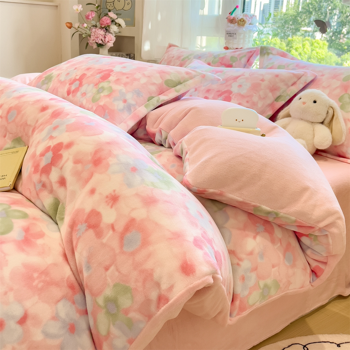 91家纺网 家纺一手货源 找家纺 布凡家居 2026新款190g高克重牛奶绒印花四件套 晴窗花叙