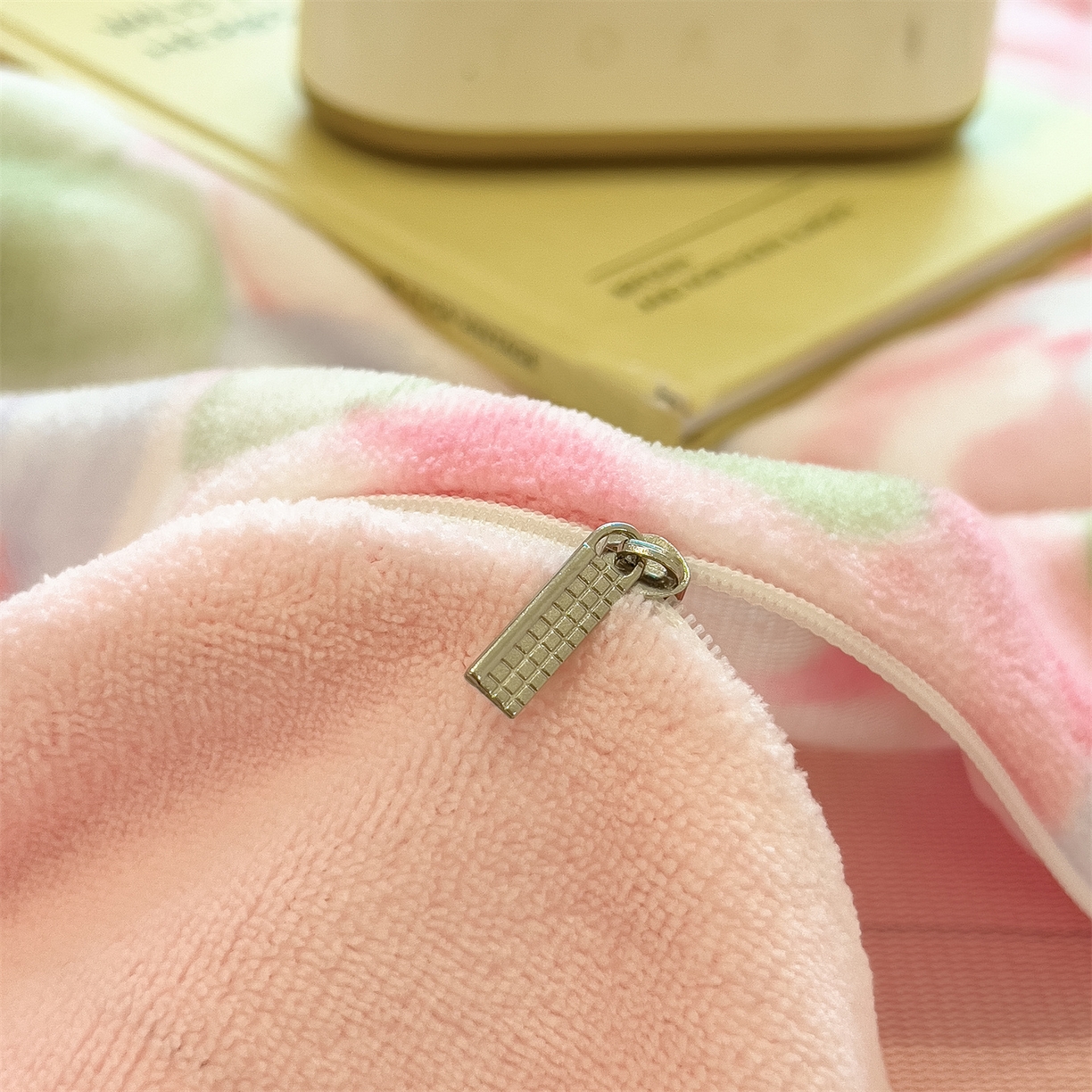 91家纺网 家纺一手货源 找家纺 布凡家居 2026新款190g高克重牛奶绒印花四件套 晴窗花叙