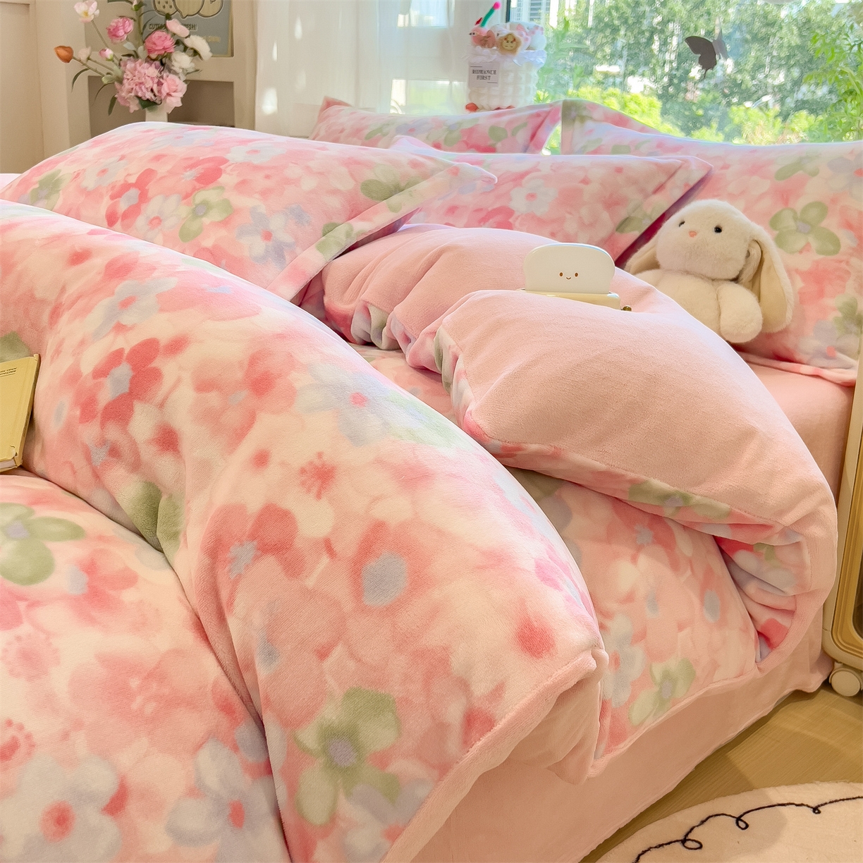 91家纺网 家纺一手货源 找家纺 布凡家居 2026新款190g高克重牛奶绒印花四件套 晴窗花叙