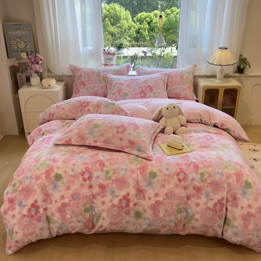 91家纺网 家纺一手货源 找家纺 布凡家居 2026新款190g高克重牛奶绒印花四件套 晴窗花叙