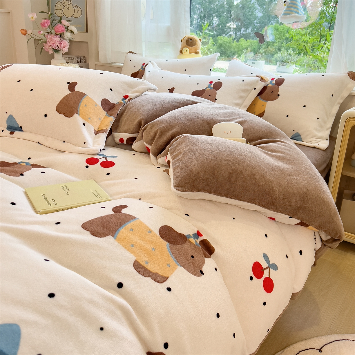 91家纺网 家纺一手货源 找家纺 布凡家居 2026新款190g高克重牛奶绒印花四件套 晚安腊肠狗