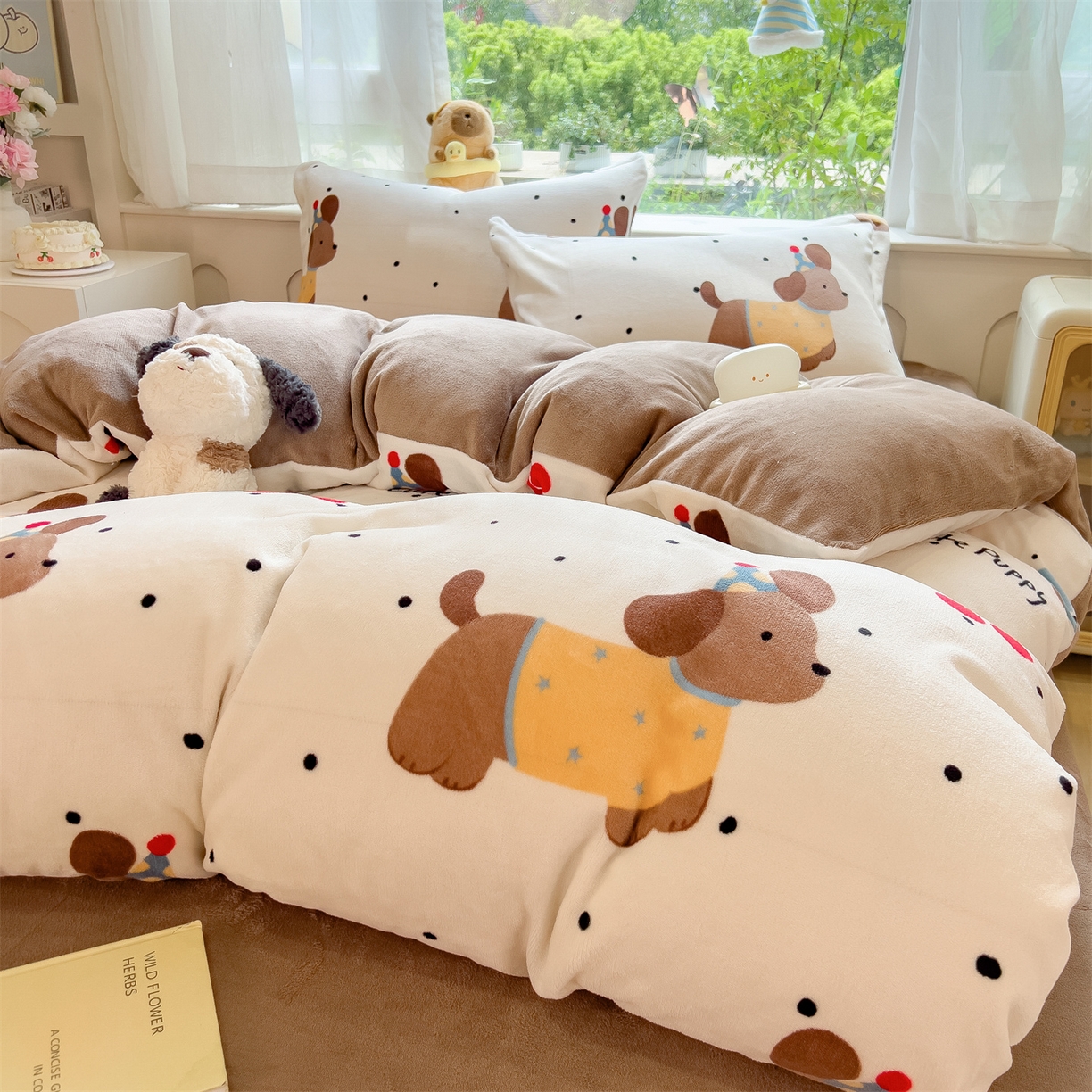 91家纺网 家纺一手货源 找家纺 布凡家居 2026新款190g高克重牛奶绒印花四件套 晚安腊肠狗