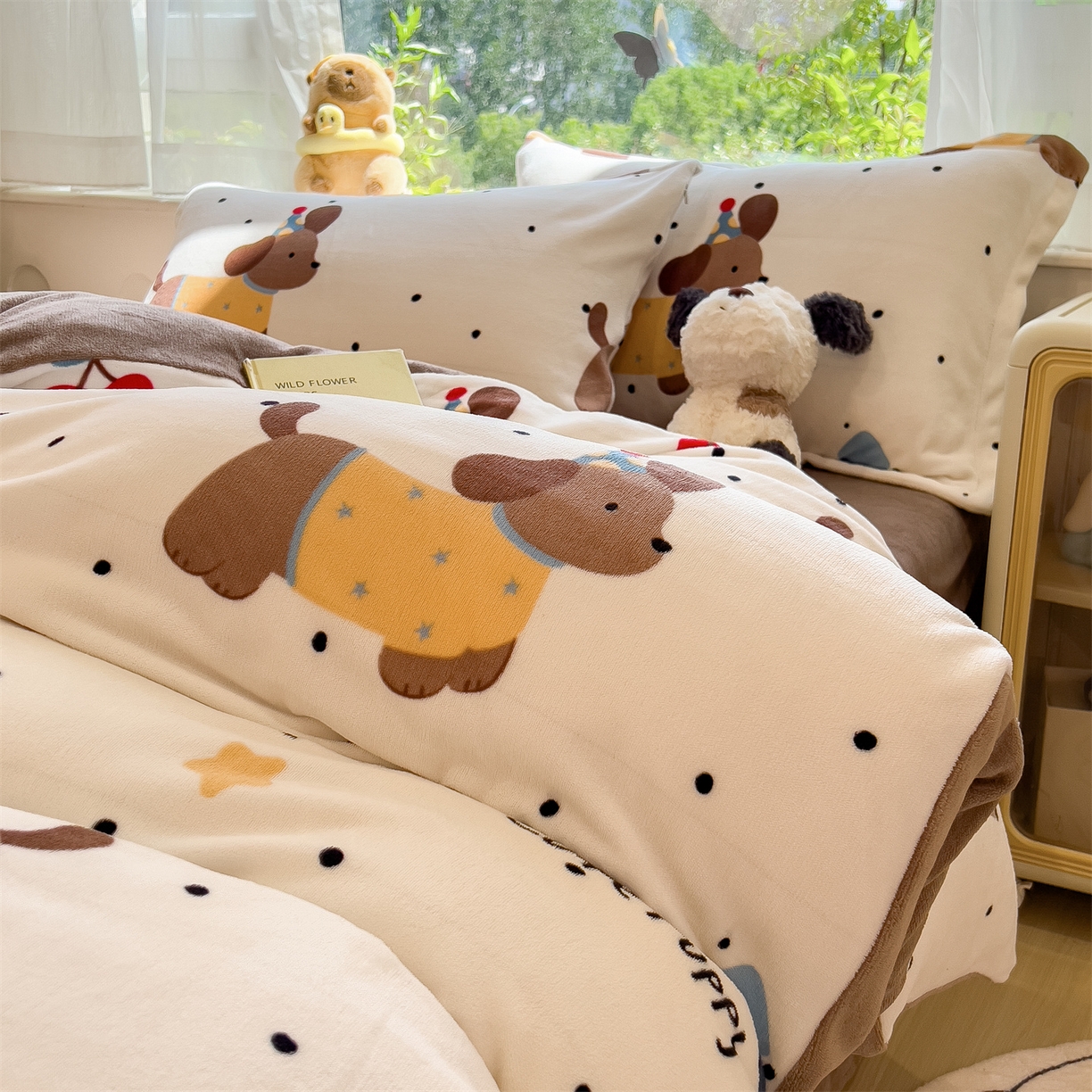 91家纺网 家纺一手货源 找家纺 布凡家居 2026新款190g高克重牛奶绒印花四件套 晚安腊肠狗