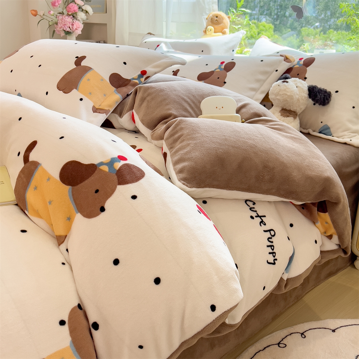 91家纺网 家纺一手货源 找家纺 布凡家居 2026新款190g高克重牛奶绒印花四件套 晚安腊肠狗