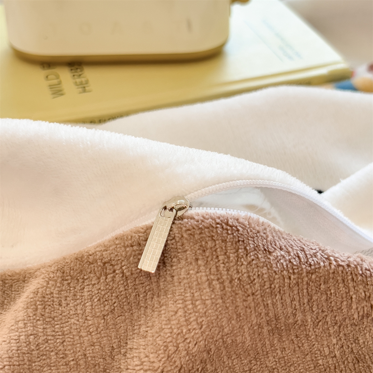 91家纺网 家纺一手货源 找家纺 布凡家居 2026新款190g高克重牛奶绒印花四件套 晚安腊肠狗