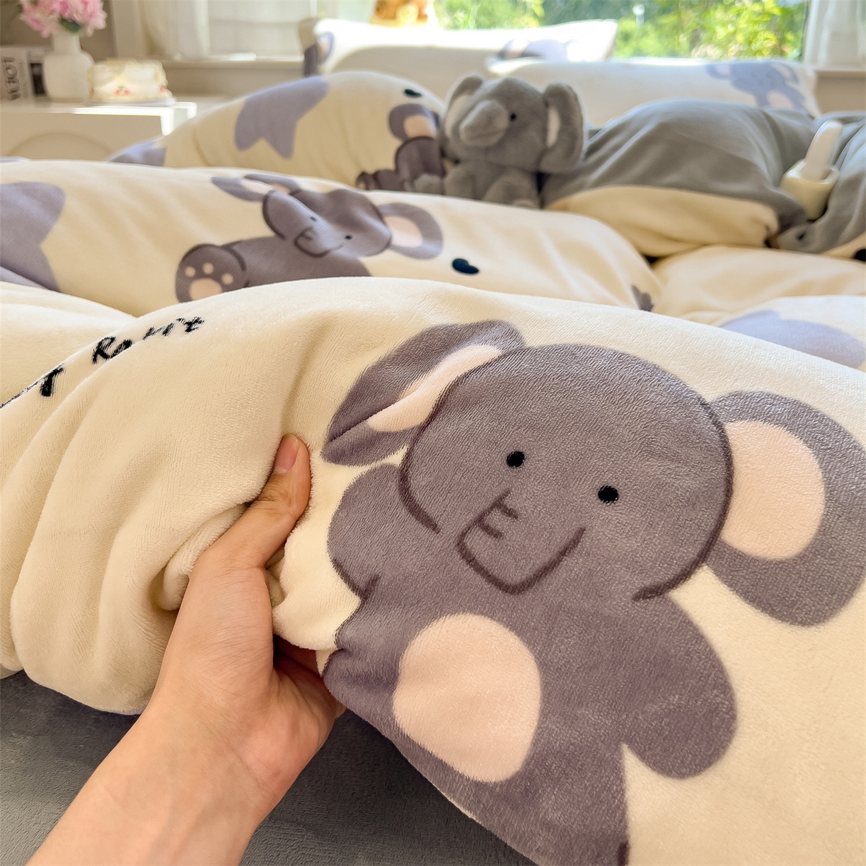 91家纺网 家纺一手货源 找家纺 布凡家居 2026新款190g高克重牛奶绒印花四件套 星星小象