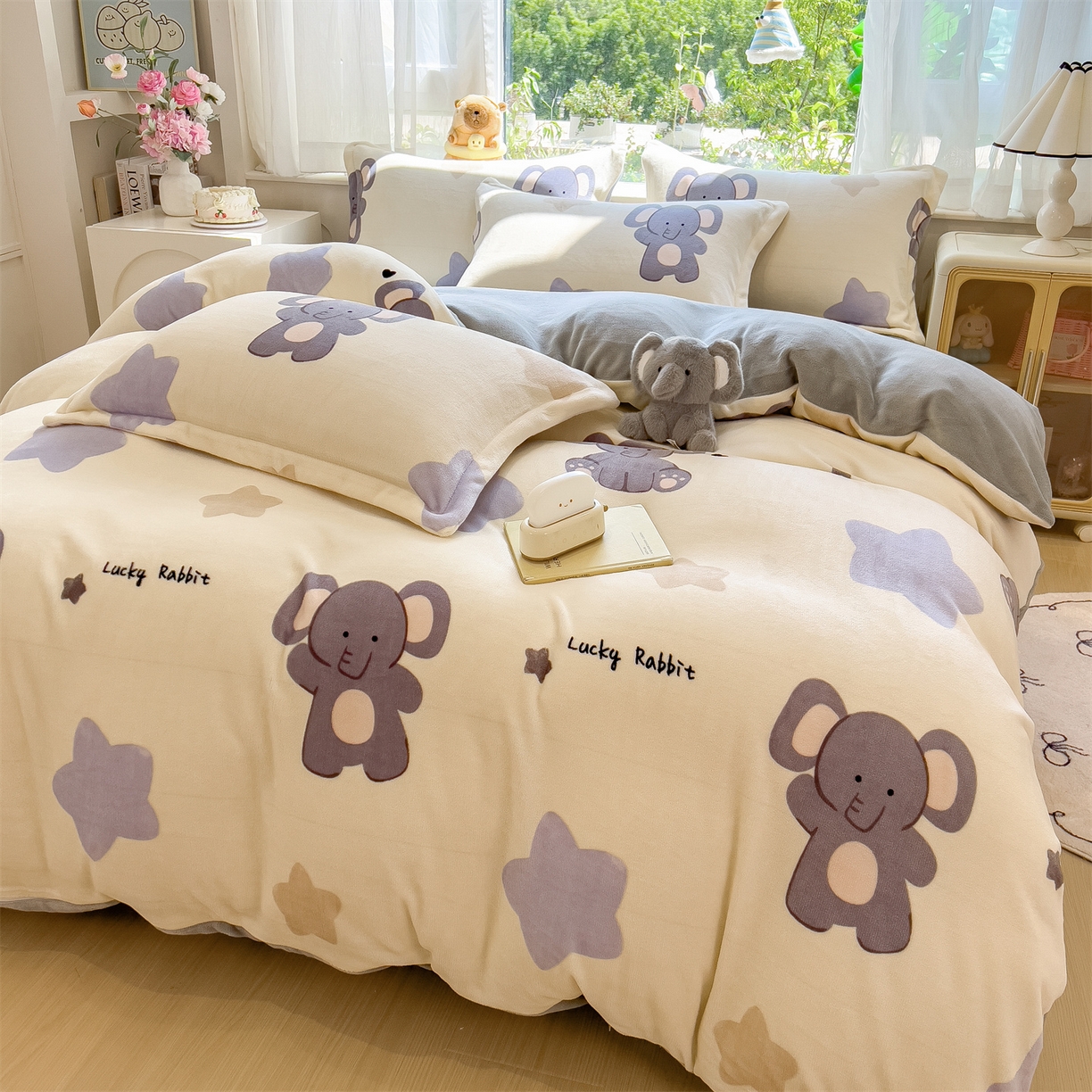 91家纺网 家纺一手货源 找家纺 布凡家居 2026新款190g高克重牛奶绒印花四件套 星星小象