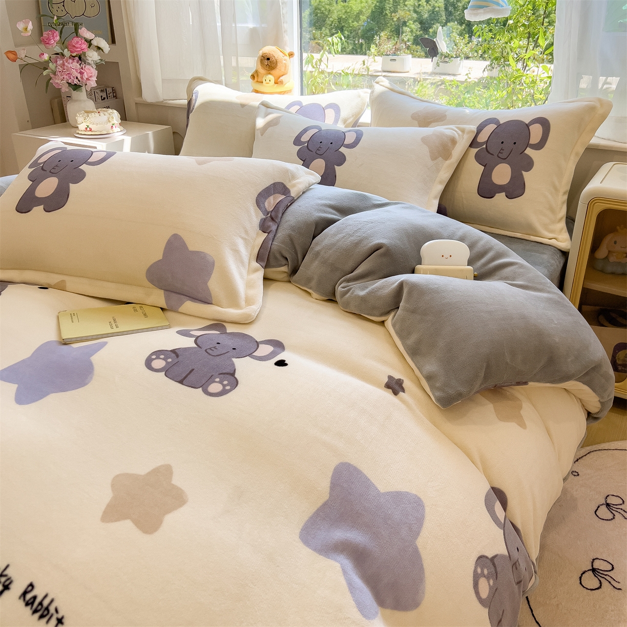 91家纺网 家纺一手货源 找家纺 布凡家居 2026新款190g高克重牛奶绒印花四件套 星星小象