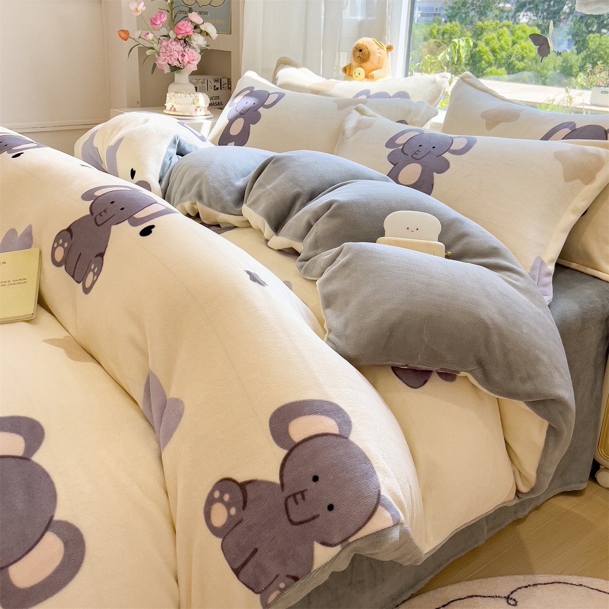 91家纺网 家纺一手货源 找家纺 布凡家居 2026新款190g高克重牛奶绒印花四件套 星星小象