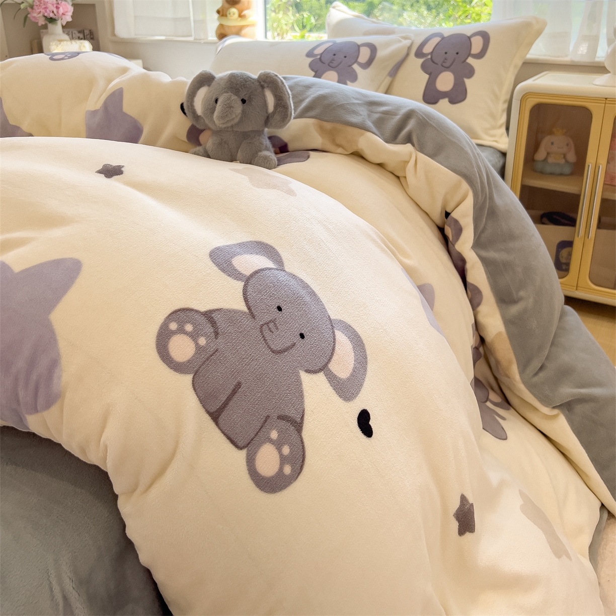 91家纺网 家纺一手货源 找家纺 布凡家居 2026新款190g高克重牛奶绒印花四件套 星星小象