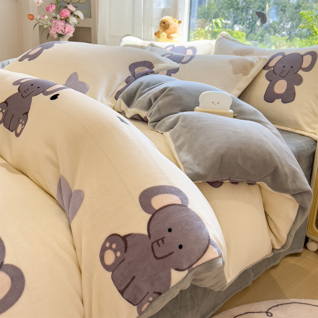 91家纺网 家纺一手货源 找家纺 布凡家居 2026新款190g高克重牛奶绒印花四件套 星星小象