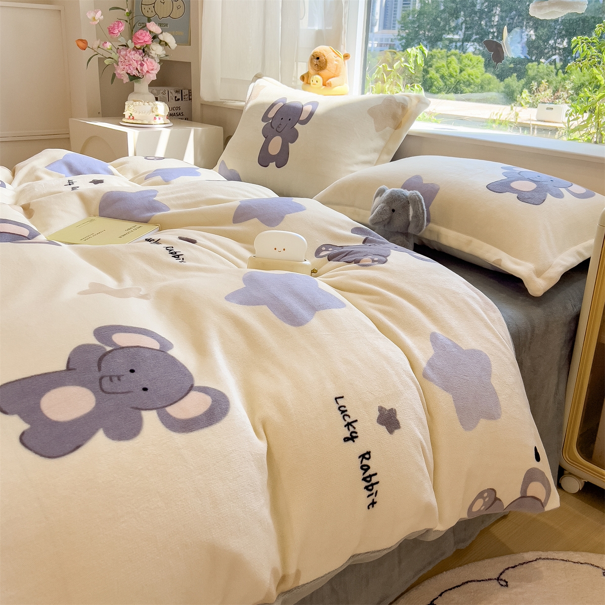 91家纺网 家纺一手货源 找家纺 布凡家居 2026新款190g高克重牛奶绒印花四件套 星星小象